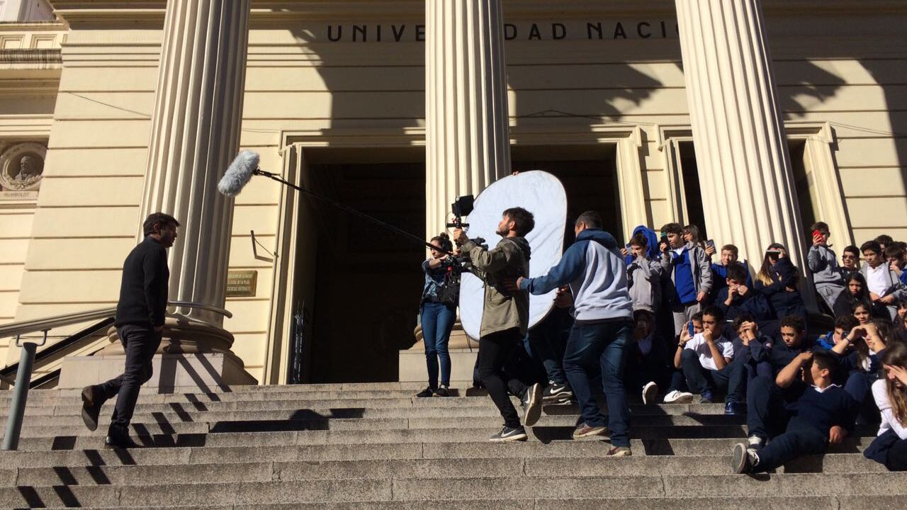 Una instancia del rodaje en el Museo de Ciencias Naturales de la UNLP.
