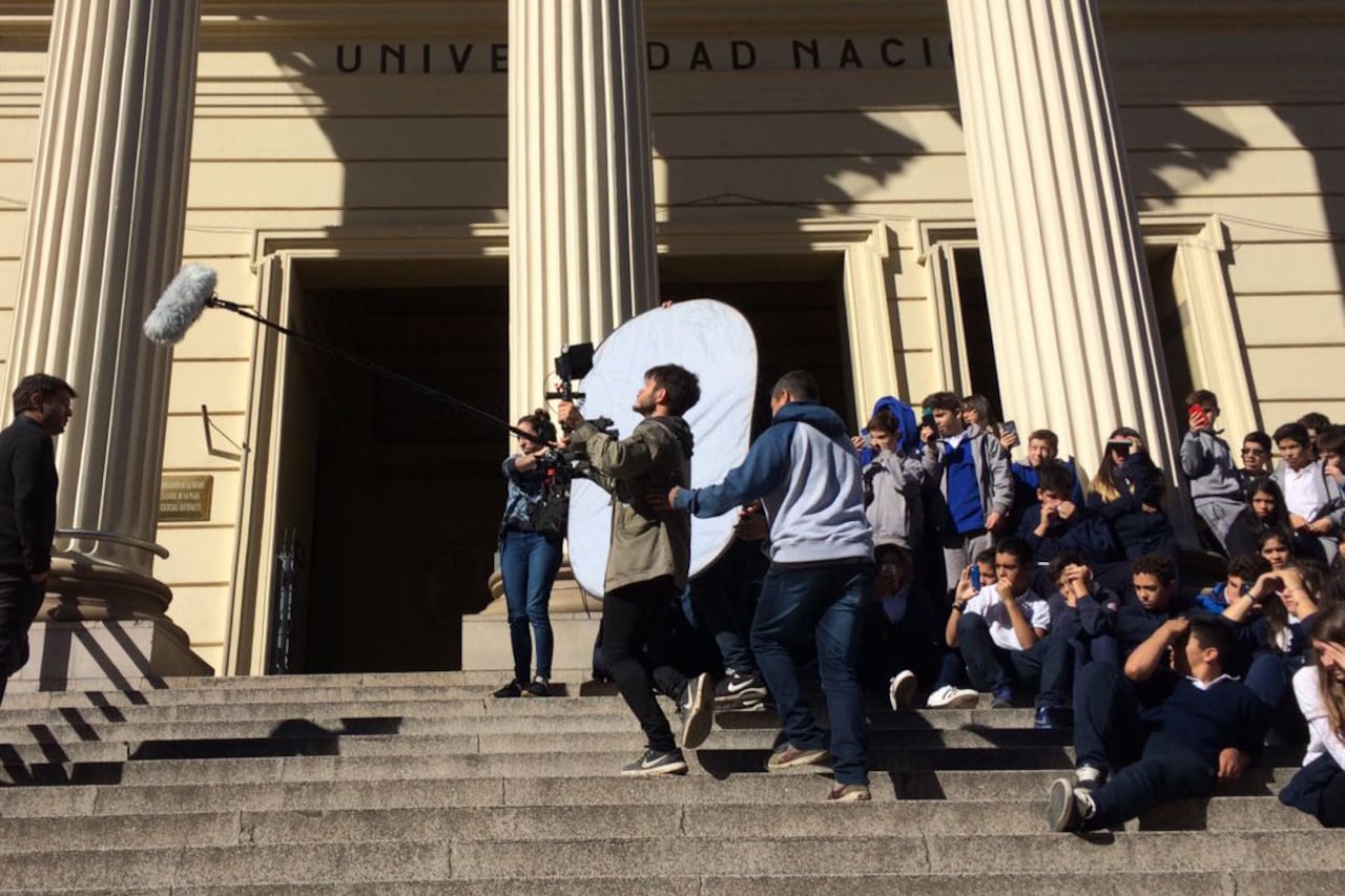 Una instancia del rodaje en el Museo de Ciencias Naturales de la UNLP.