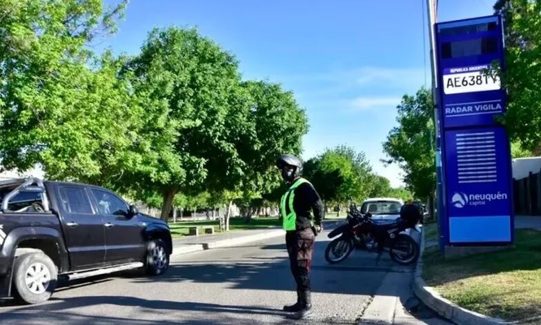 El insólito accidente ocurrió sobre la Ruta 7. Imagen: La Mañana de Neuquén.