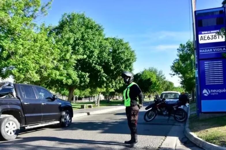 El insólito accidente ocurrió sobre la Ruta 7. Imagen: La Mañana de Neuquén.
