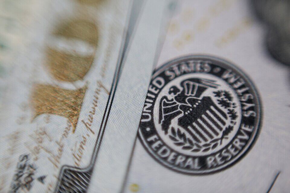 El dólar blue registró una baja de 5 pesos a 990 pesos.