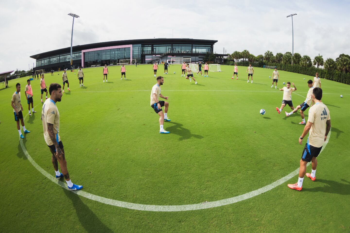 Germán Pezzella al medio. El central de River tiene buenas chances de ser titular en Maturín.
