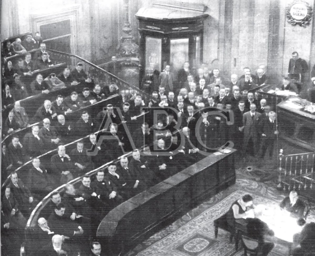 Todos chabones y ella: la primera y genial mecanógrafa del Congreso español. Nació en 1905, se desconoce la fecha y lugar de su muerte. 