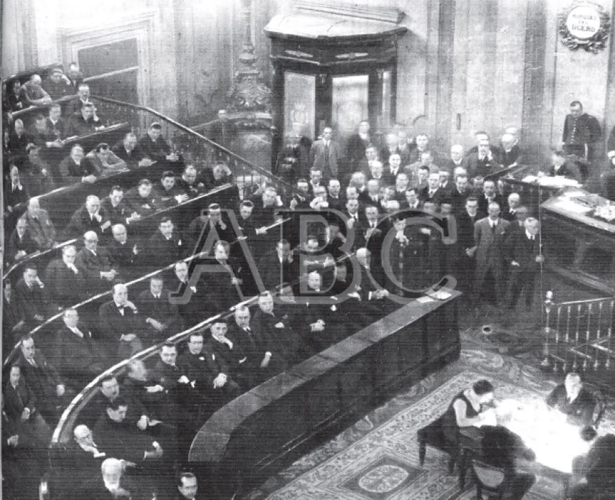 Todos chabones y ella: la primera y genial mecanógrafa del Congreso español. Nació en 1905, se desconoce la fecha y lugar de su muerte.