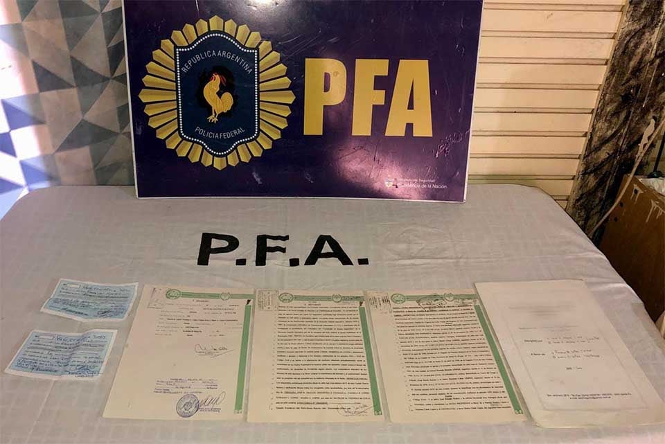 Se incautaron varios títulos de propiedad.