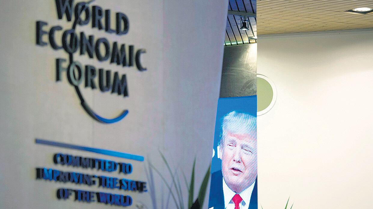 Donald Trump fue abucheado en Davos cuando arremetió contra la prensa.