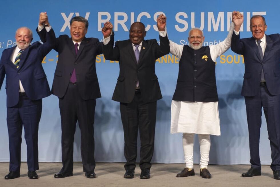 Los jefes de Estado Luiz Inacio Lula da Silva, Xi Jinping, Cyril Ramaphosa, Narendra Modi y el canciller ruso Sergei Lavrov en la última cumbre del BRICS.