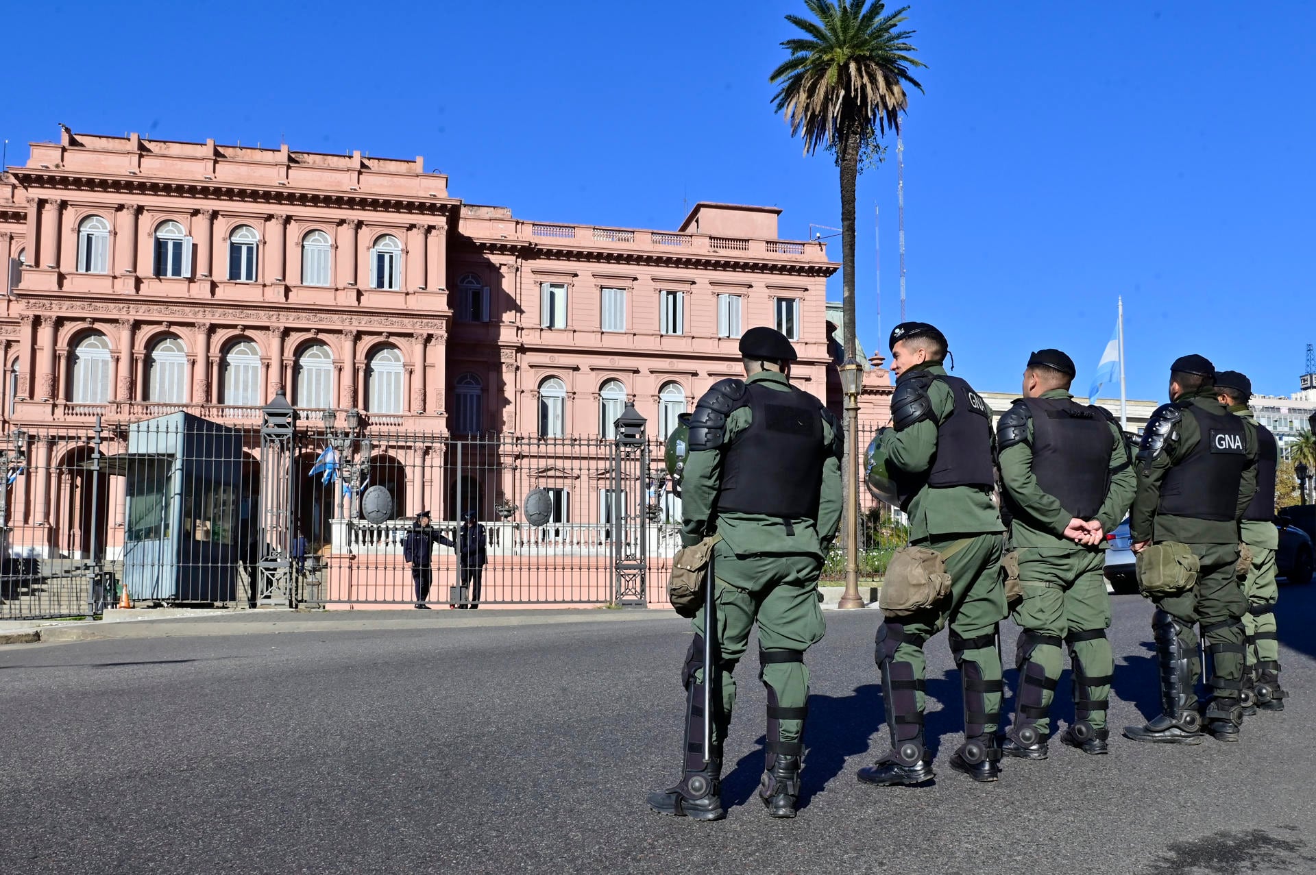 Personal de Casa Militar tuvo la orden de que nadie vea salir al mandatario por el Salón de los Bustos.
