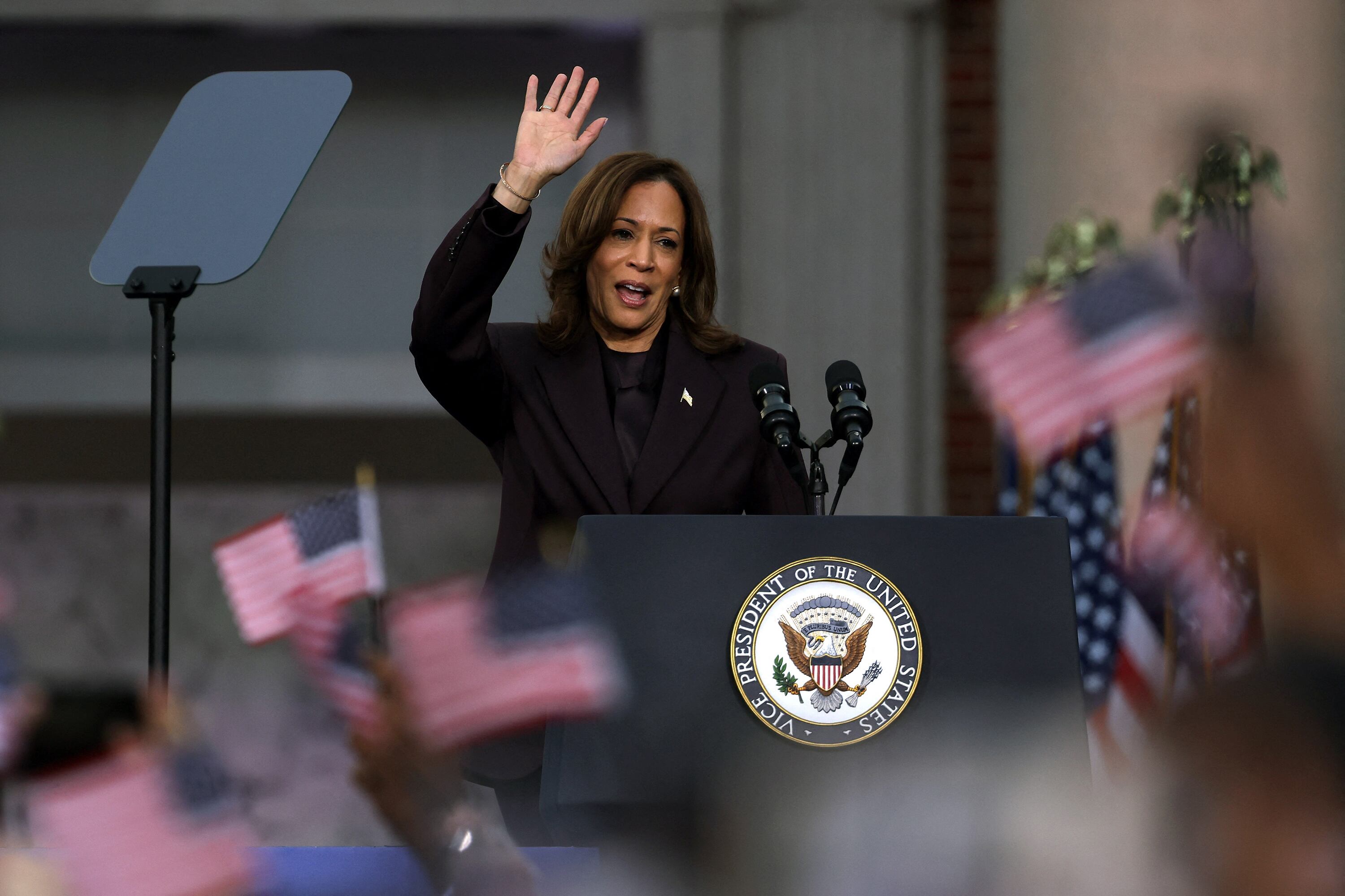 Kamala Harris saluda a sus seguidores en Howard University.
