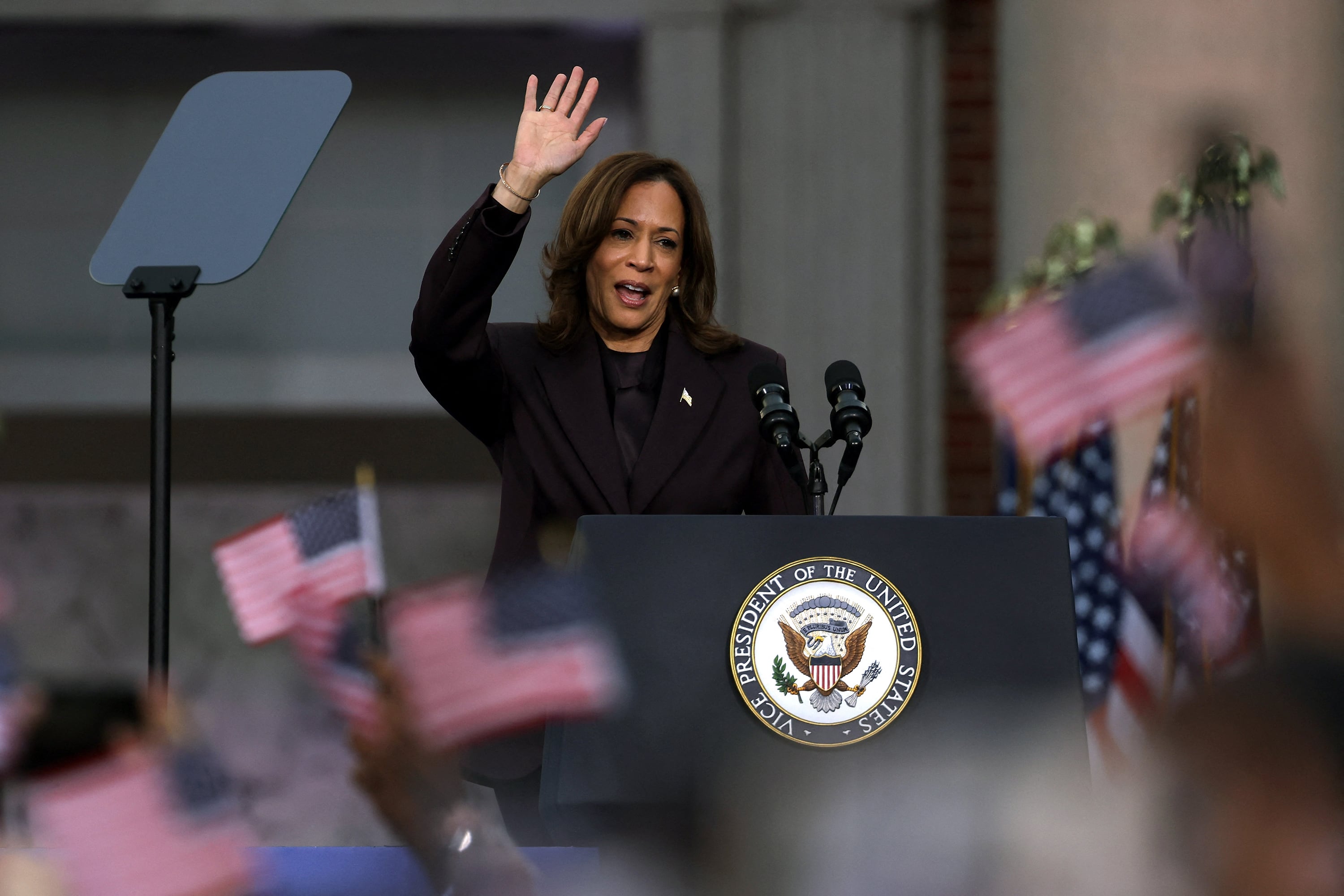 Kamala Harris saluda a sus seguidores en Howard University.