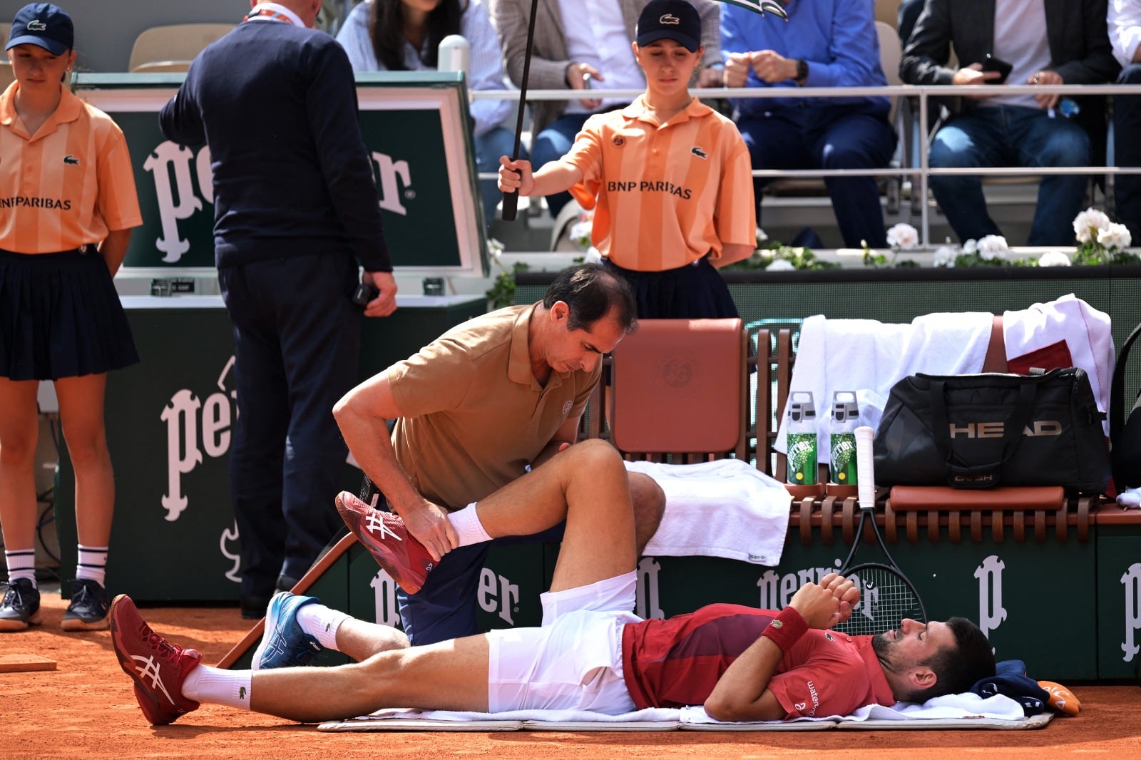 El momento de la atención a Djokovic en la pista central de Roland Garros