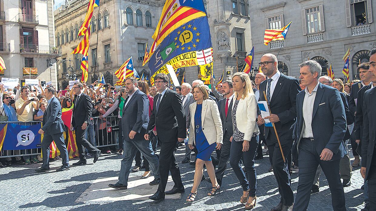 Dirigentes del gobierno catalán encabezan una marcha en favor de los alcaldes independentistas.