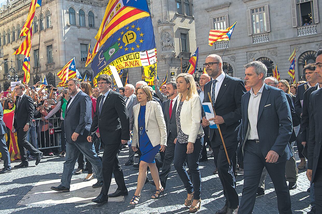 Dirigentes del gobierno catalán encabezan una marcha en favor de los alcaldes independentistas.