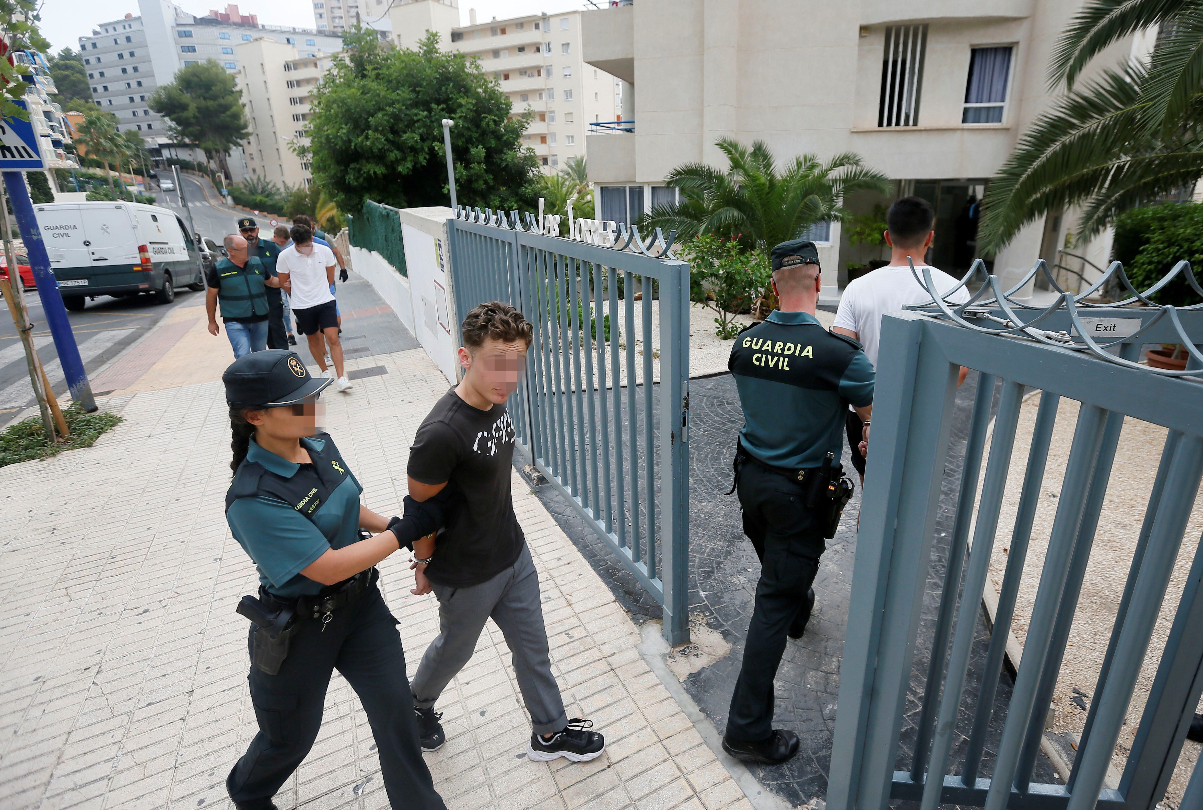 Los integrantes de la manada francesa son trasladados detenidos.