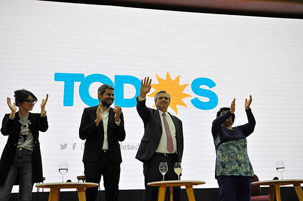 Gisella Marziotta, Matías Lammens y Alberto Fernández durante la presentación.
