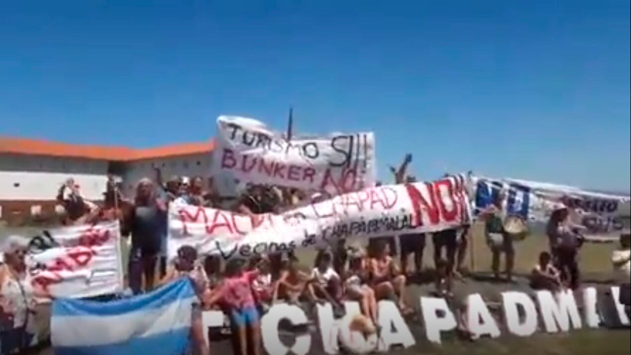 Los vecinos llevaron pancartas contrarias a Macri.