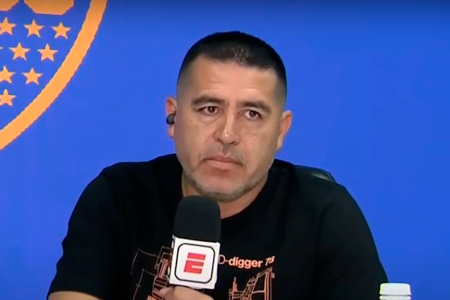 A Riquelme no le gustó nada la forma en que el "Colo" Barco pasó al Brighton