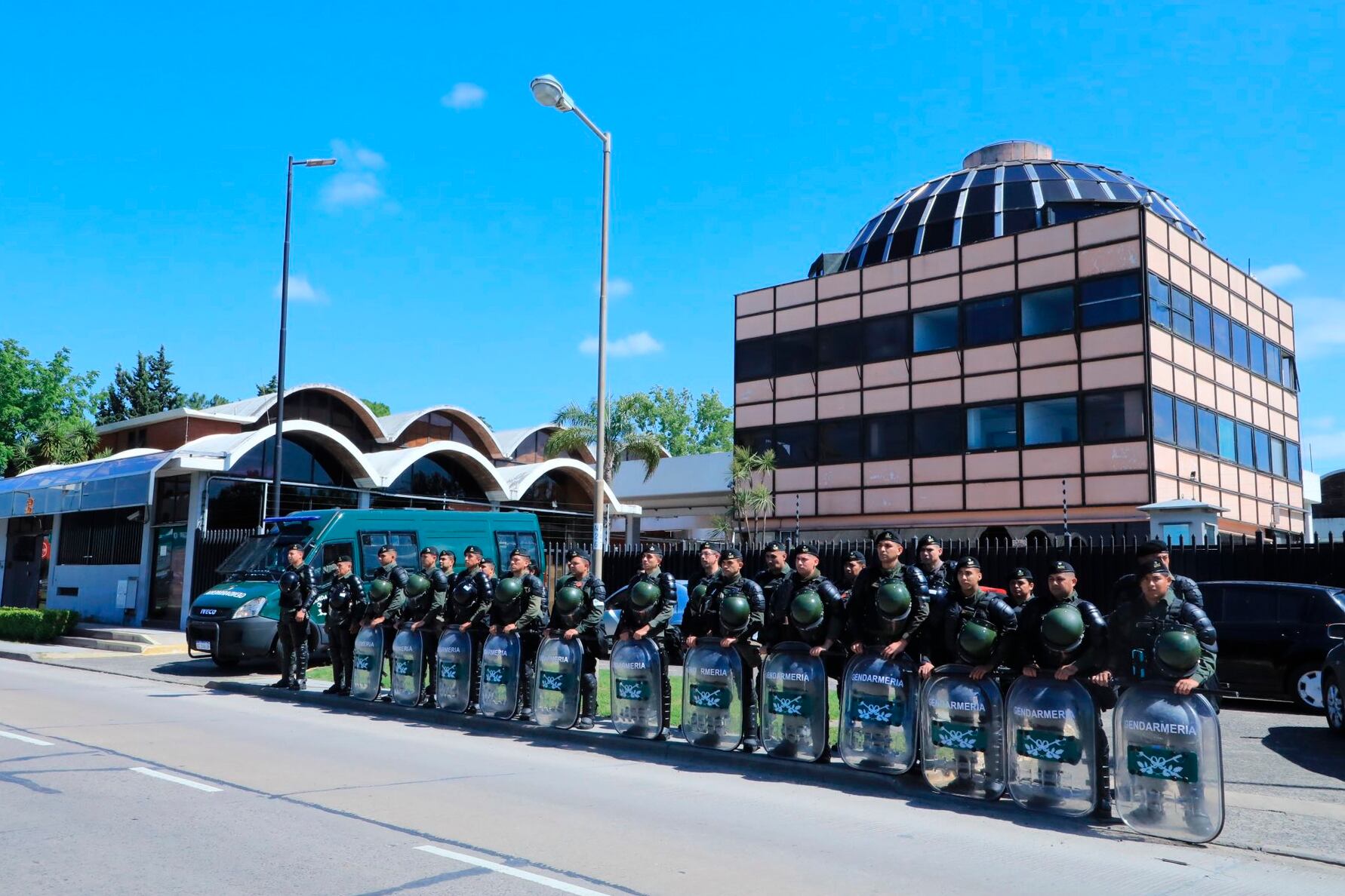 La Gendarmería custodió el operativo de cierre de la ex Ciccone