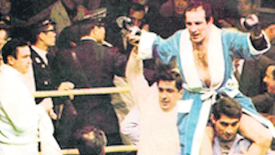 Nicolino Locche en andas, después de su consagración en Japón, ante Paul Fujii.