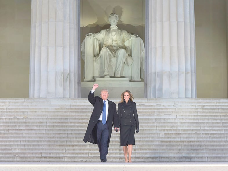 Trump y su esposa Melania en el Lincoln Memorial de la capital estadounidense el día antes de la ceremonia inaugural de su presidencia.