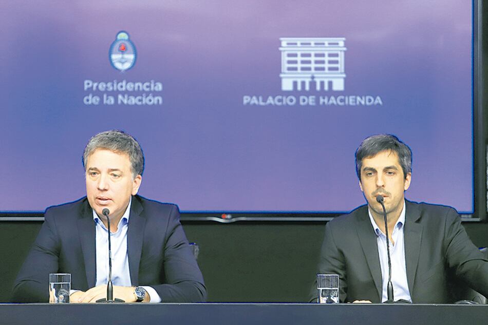 “Llevamos 16 meses de caída del gasto”, destacó Dujovne, pese a la crisis y la mayor pobreza.