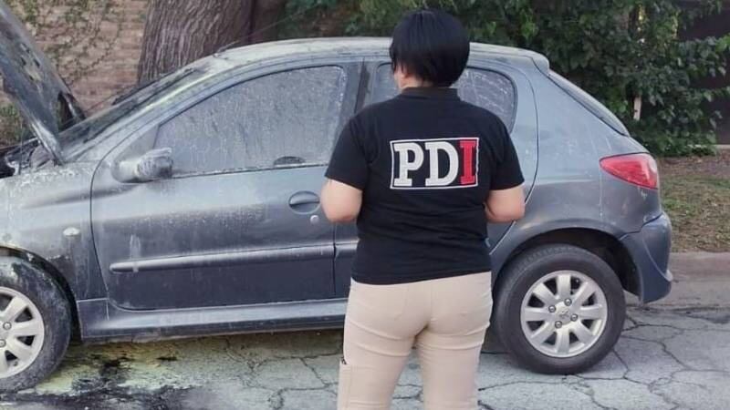 El auto quemado de una agente penitenciaria.