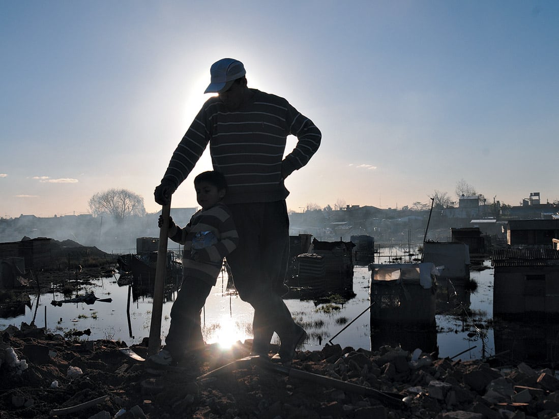 "Si una persona por trabajar 8 horas está cobrando, la están explotando", denunció Lozano.