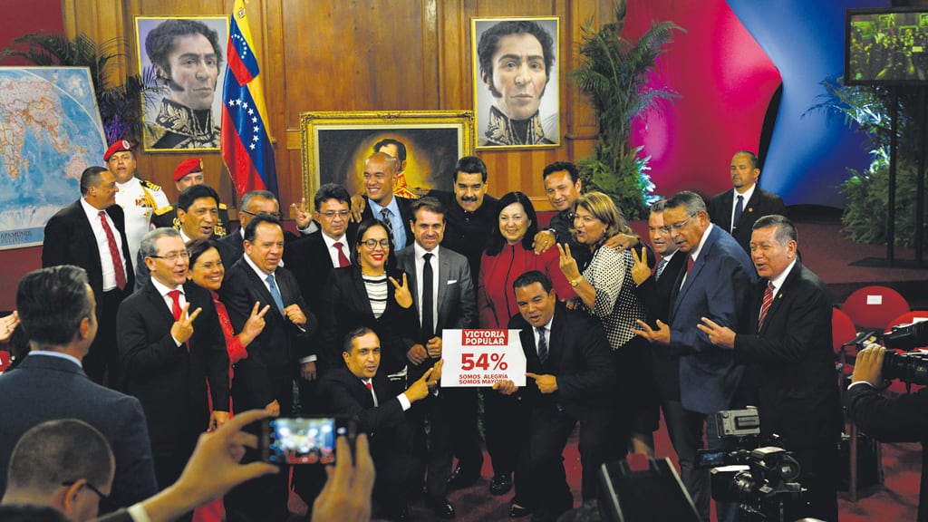 Maduro estuvo acompañado de los gobernadores electos del PSUV el domingo pasado.