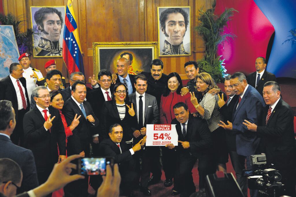 Maduro estuvo acompañado de los gobernadores electos del PSUV el domingo pasado.