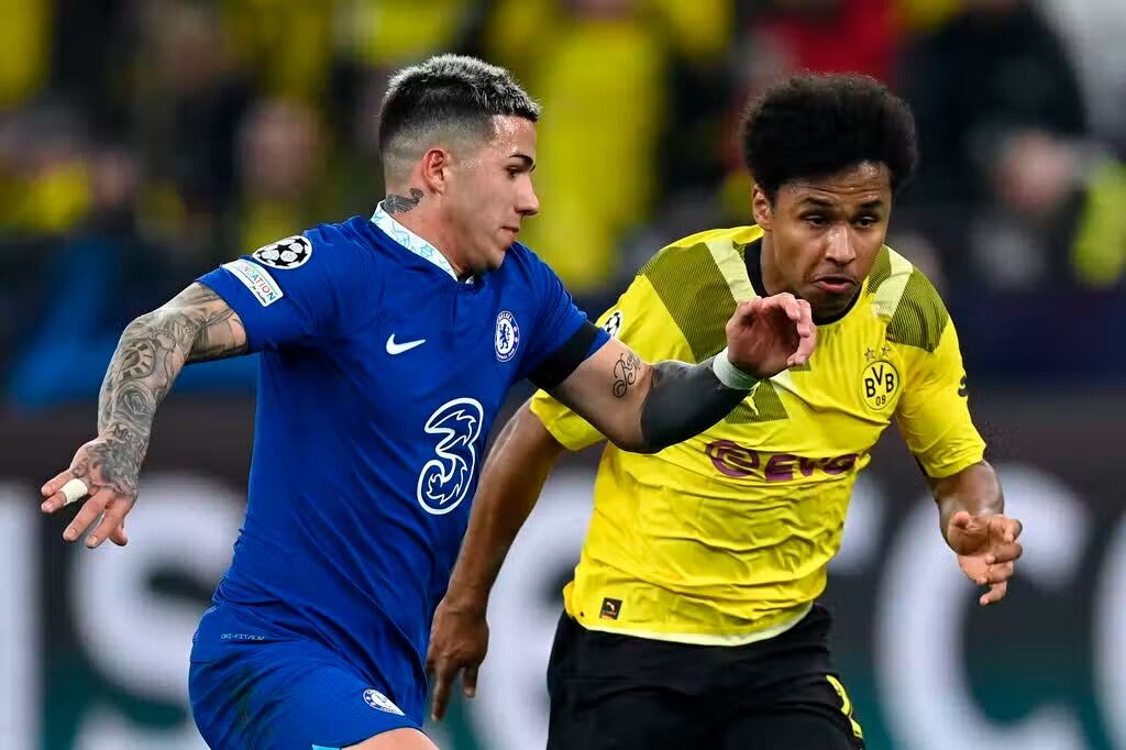 Enzo Fernández forcejea con Karim Adeyemi.