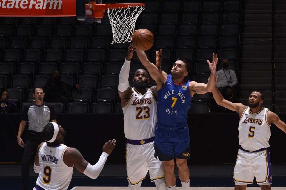 El espectacular rebote que Campazzo le robó a LeBron James durante duelo Denver-Lakers.