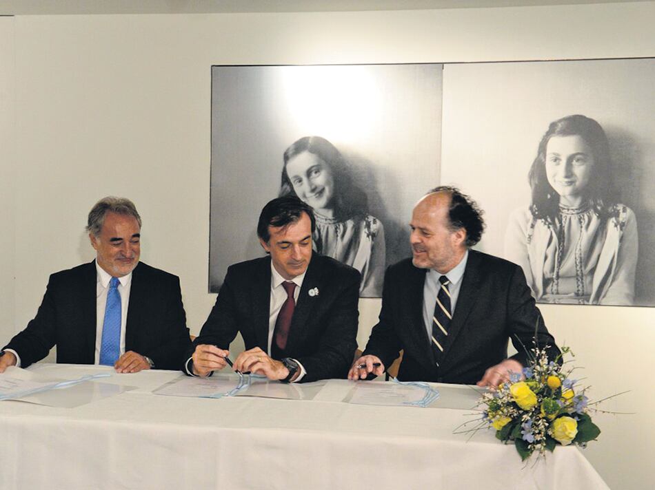 El ministro Esteban Bullrich firmó el convenio con la Casa Ana Frank de Holanda el lunes.