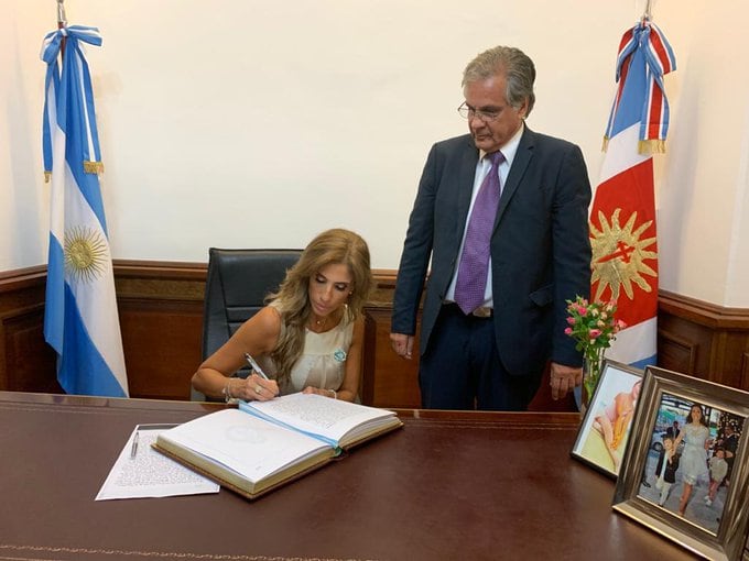 La senadora Claudia Ledesma Abdala firma el acta para hacerse cargo interinamente del Ejecutivo. 