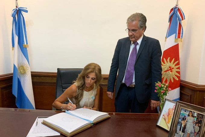 La senadora Claudia Ledesma Abdala firma el acta para hacerse cargo interinamente del Ejecutivo.