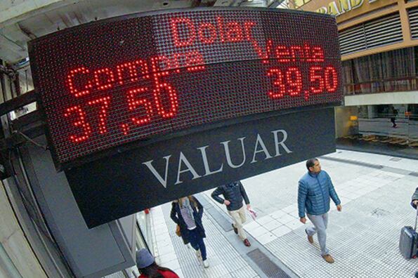 Pese a la fuerte intervención del Central, el dólar continúa cerca de los 40 pesos.