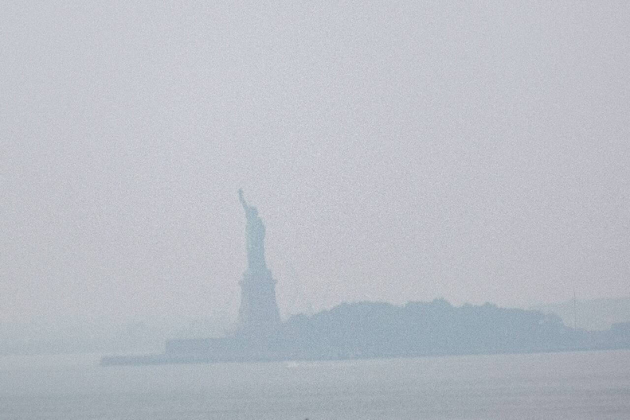 La Estatua de la Libertad, envuelta en el humo. 