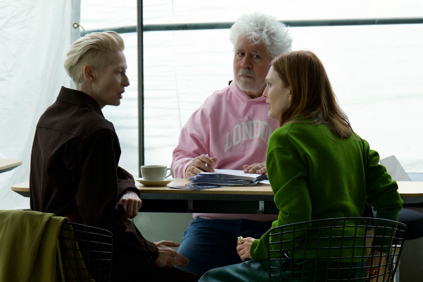 Swinton y Moore, junto a Almodóvar. Imagen: Warner Bros España.