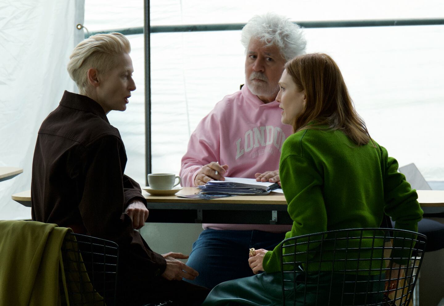 Swinton y Moore, junto a Almodóvar. Imagen: Warner Bros España.