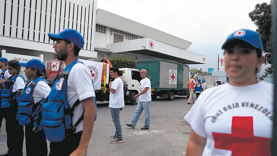 Vehículos de la Cruz Roja llegan ayer a la sede del organismo en Caracas.
