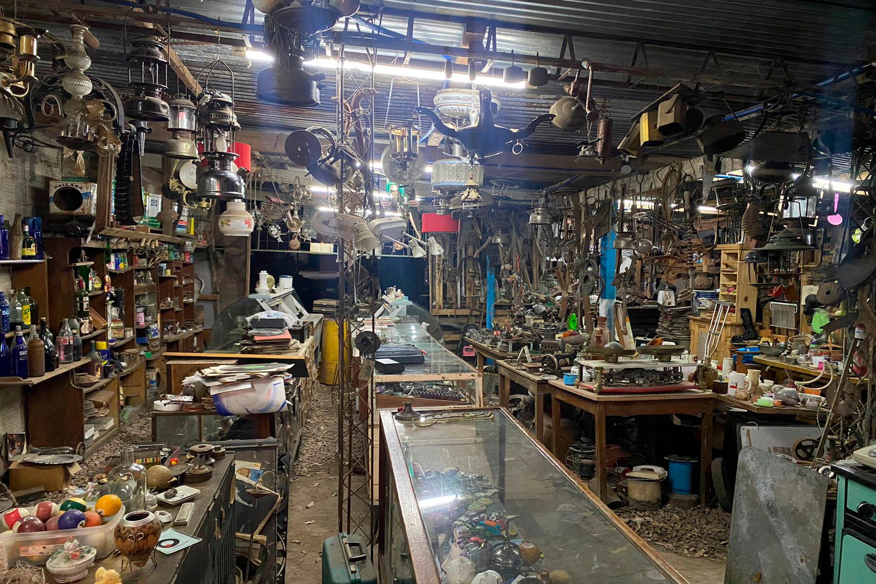 "Todos los días entra y sale mercadería. Vinieron de museos a comprar cosas", dicen.