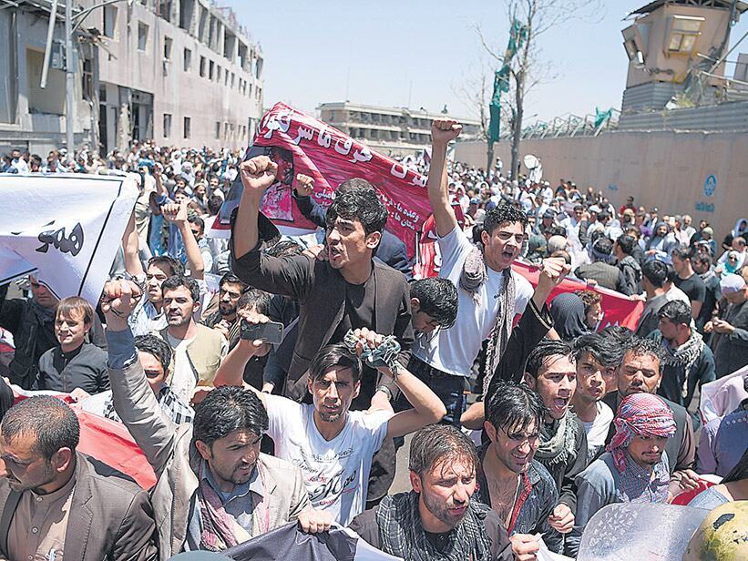 Manifestantes gritan consignas contra el gobierno afgano.