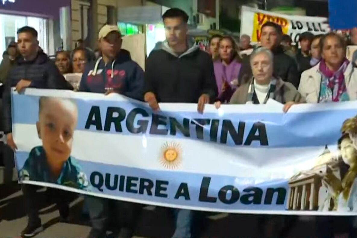 Marta Pelloni con los padres y hermanos de Loan. 