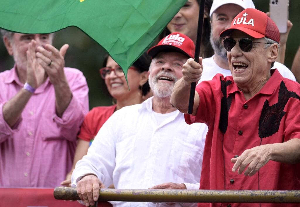 El cantante brasilero Chico Buarque en un acto junto a  Luiz Inacio Lula da Silva en Belo Horizonte. Foto: AFP