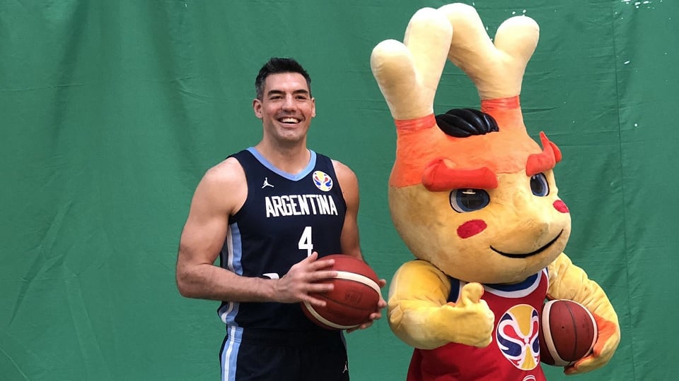 Luis Scola sonríe con la mascota de China 2019 durante la sesión oficial de fotos.
