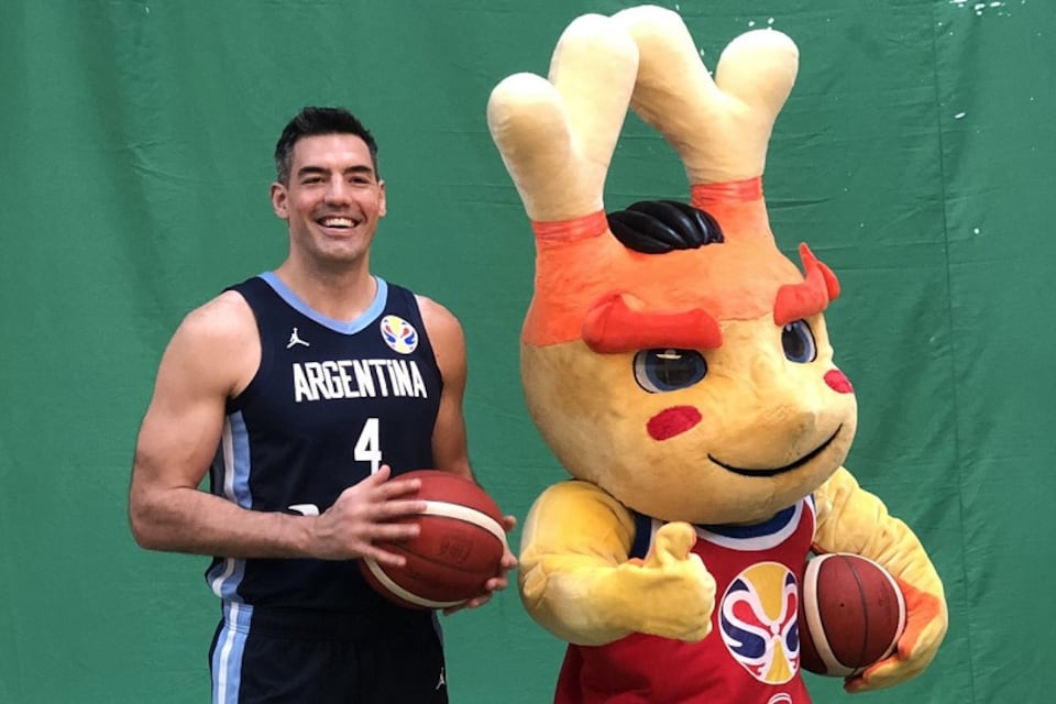 Luis Scola sonríe con la mascota de China 2019 durante la sesión oficial de fotos.
