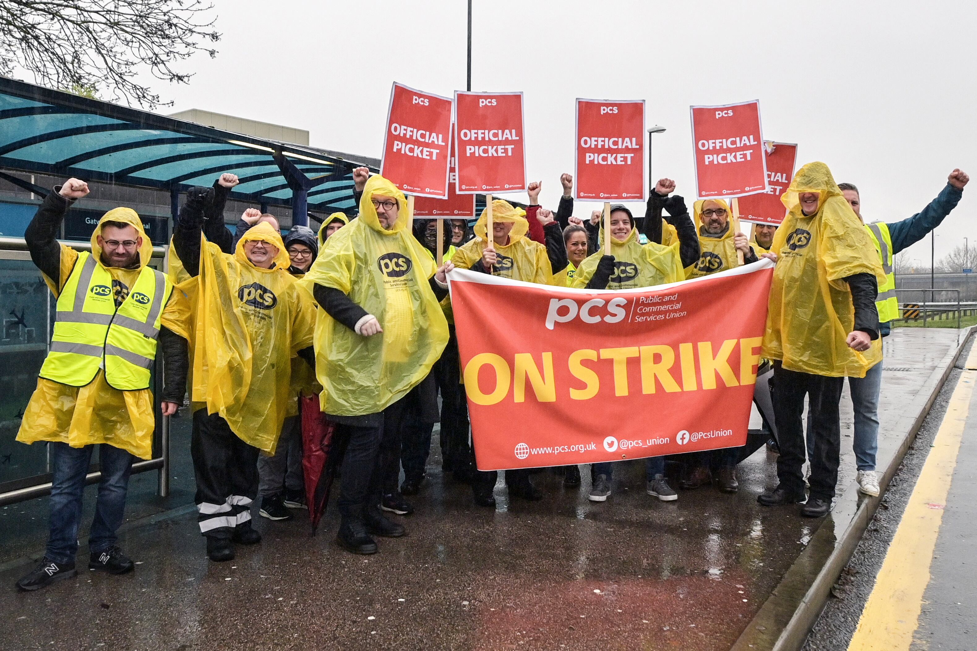 Policías fronterizos de paro este viernes en el aeropuerto de Gatwick.