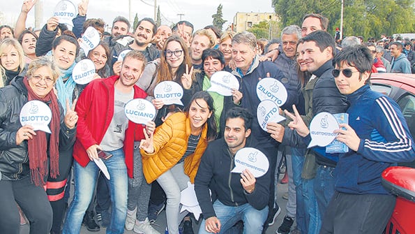 El candidato Sergio Ziliotto junto a jóvenes en el cierre de campaña.