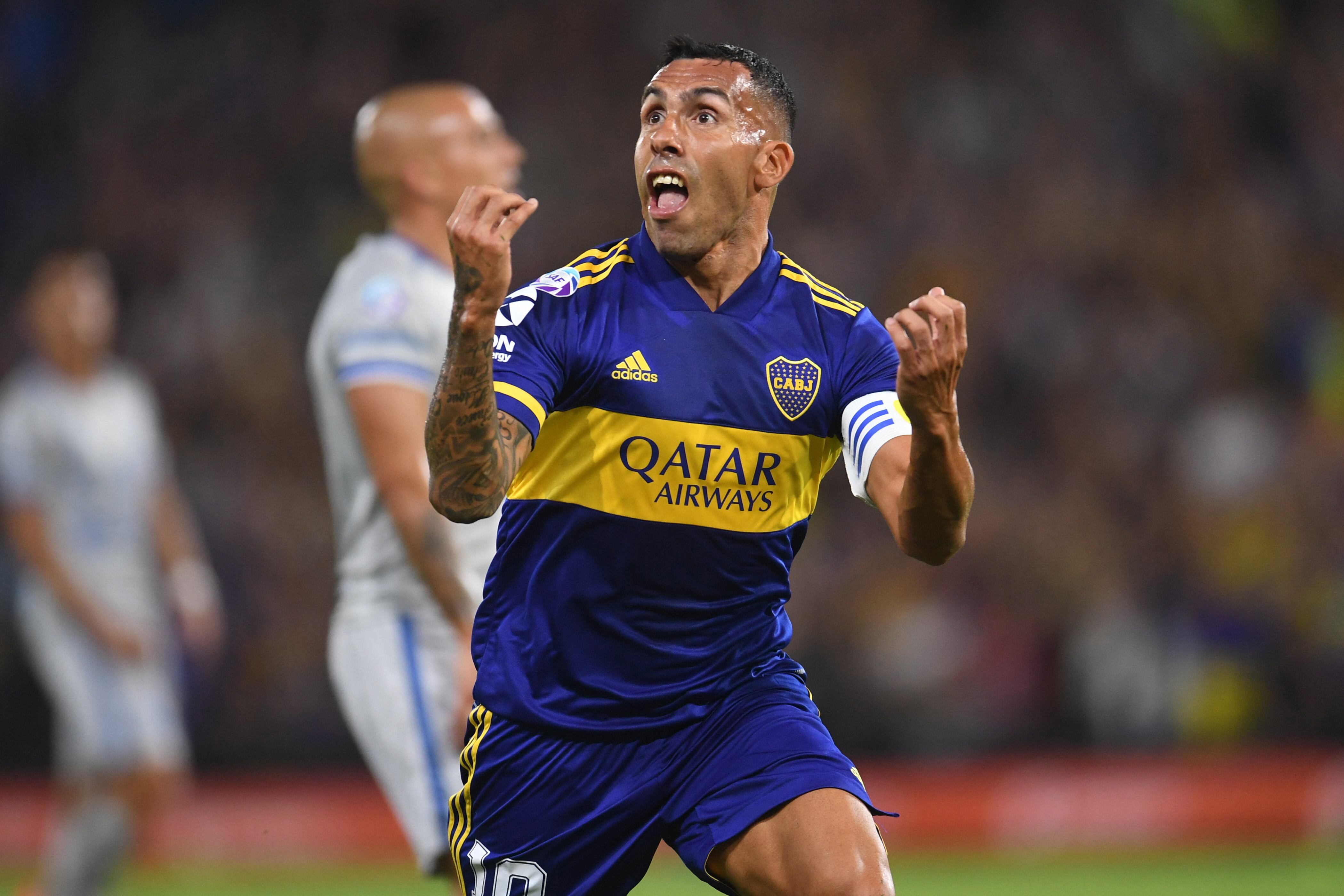 Tevez abrió el marcador con un poco de ayuda del arquero rival.