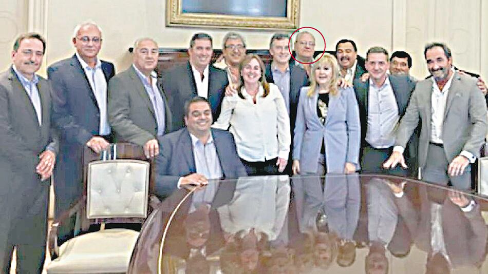 Mauricio Macri junto a Alberto Fantini y otros dirigentes sindicales que fueron de gira con Triaca por Europa.