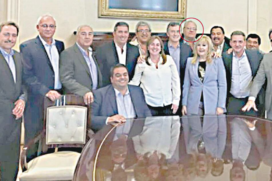 Mauricio Macri junto a Alberto Fantini y otros dirigentes sindicales que fueron de gira con Triaca por Europa.